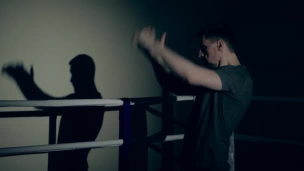 Exercício de boxe de um homem atlético realizado no ginásio — Vídeo de Stock