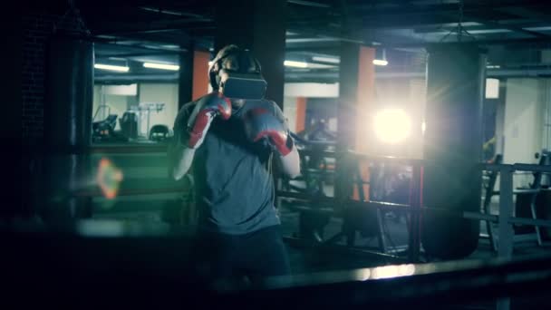 Um homem de óculos RV está a praticar boxe. — Vídeo de Stock