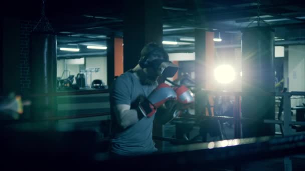Boxningsträning för en man med VR-glasögon — Stockvideo