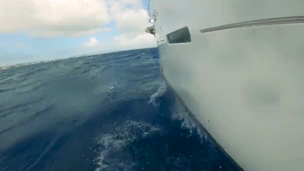 Barco à vela no oceano Atlântico . — Vídeo de Stock