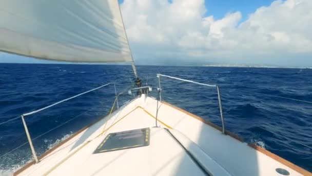 Barco blanco navega en el mar . — Vídeos de Stock