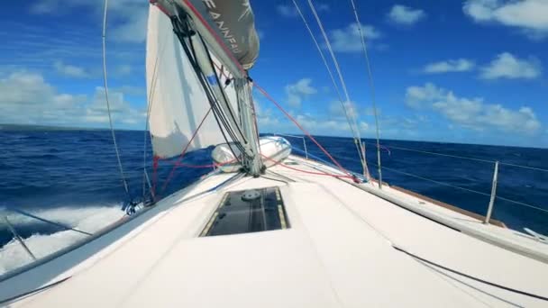 Een boot op blauw water. — Stockvideo