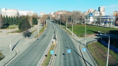Şehir manzarasında boş bir şehir otoyolu