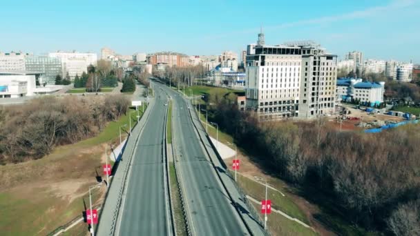 Urbana landskap med och en motorväg med brist på trafik — Stockvideo