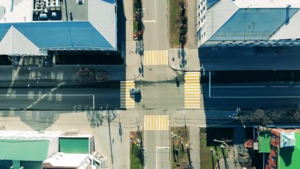Vista superior de una intersección urbana en una ciudad vacía — Vídeo de stock