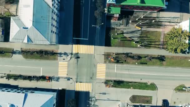 Allées vides et une intersection dans une vue d'en haut — Video