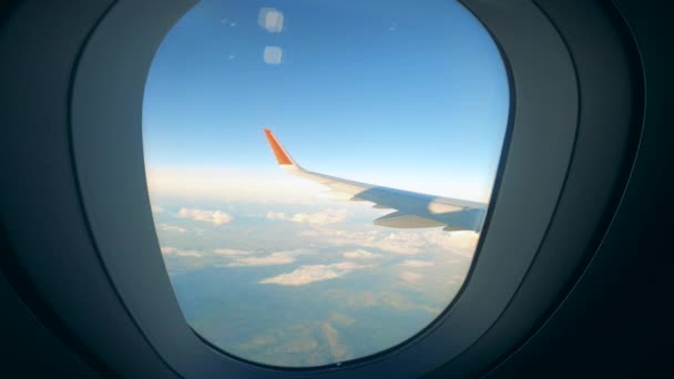 Окно самолета с видом на крыло . — стоковое видео