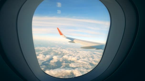 Vista desde la ventana de un avión en un cielo . — Vídeo de stock