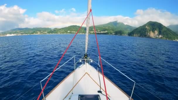 Satu layar kapal pesiar di laut dengan latar belakang pulau. — Stok Video