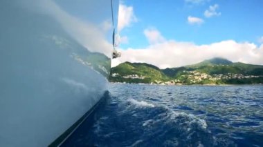 Suyun üzerindeki kayık tarafından görünüm.