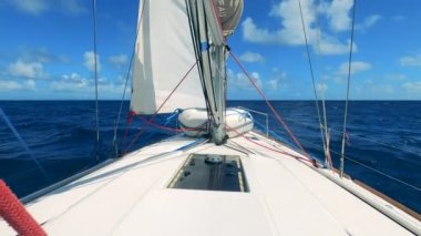 Dalgalar üzerinde okyanusta yelken açar.