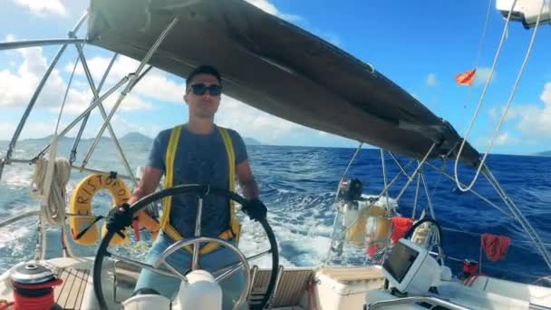 Un hombre navega en un barco en el océano . — Vídeos de Stock