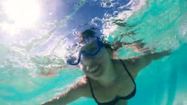 Девушка плавает под водой в маске . — стоковое видео