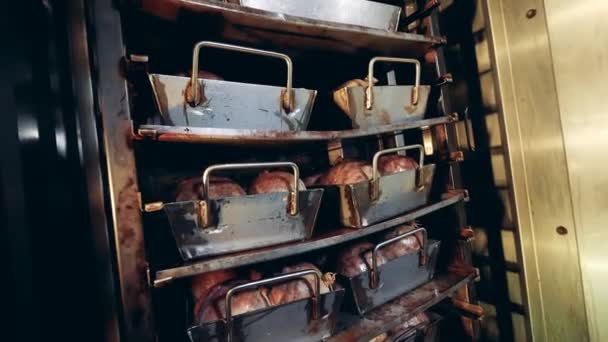 Viande placée sur les plateaux dans la chambre à fumer — Video