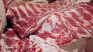 Kaburgalardaki çiğ et parçaları birleşti. Yiyecek fabrikası, taze et işleme tesisi..