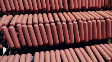 Fabrika deposunda bir sürü çiğ sosis var.