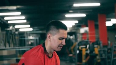 Adam Crossfit antrenman sırasında topu düşürüyor..