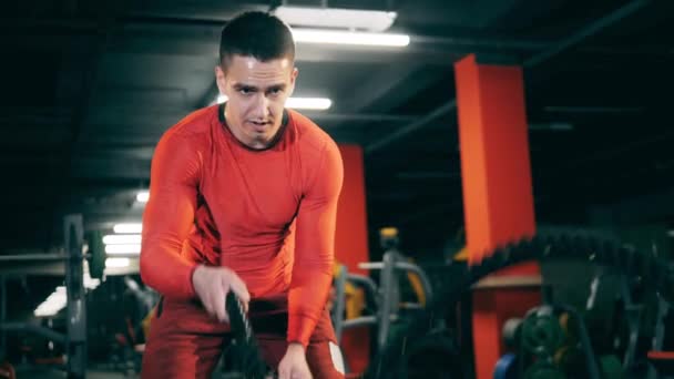 Férfi edzések harci kötelekkel a tornateremben. — Stock videók