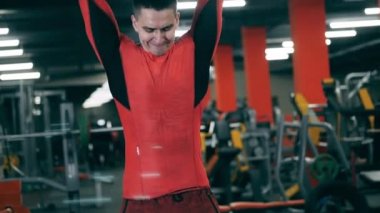 Egzersiz sırasında spor topuyla antrenman yapan yorgun bir adam..