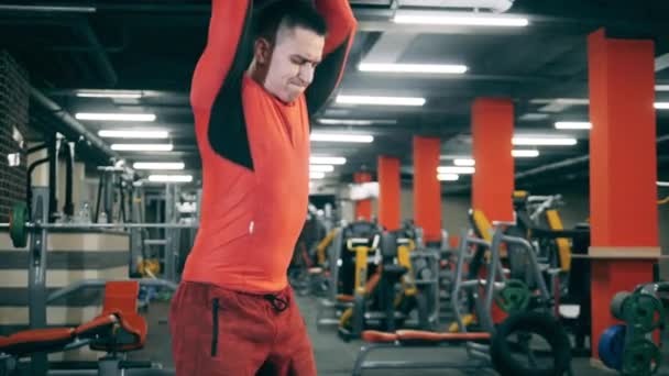 Ein Athlet benutzt Ball beim Training im Fitnessstudio. — Stockvideo