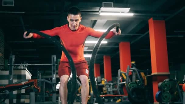 Trening sportowy z linami w nowoczesnej siłowni. — Wideo stockowe