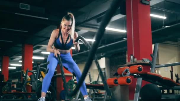 Mujer hace entrenamiento crossfit en el gimnasio . — Vídeo de stock