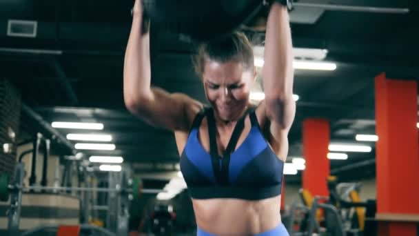 Atleta tiene una palla da allenamento durante crossfit. — Video Stock