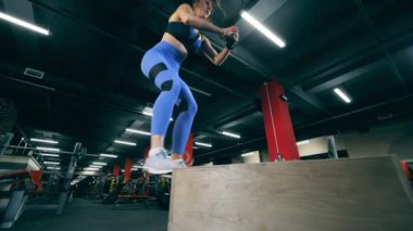 Formda kız egzersizleri, bir kutuya atlamak..