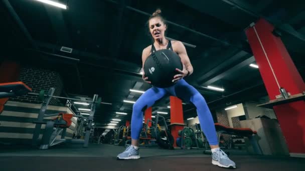 Person squats with a ball during crossfit workout. — Stock Video