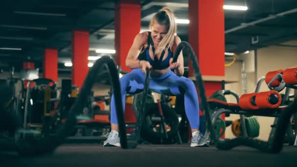 Trenes deportivos con cuerdas en gimnasio moderno . — Vídeo de stock