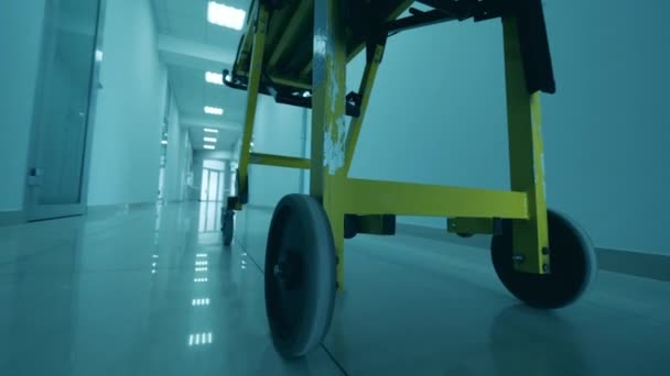 Hospital stretcher in hallway. — Stock Video