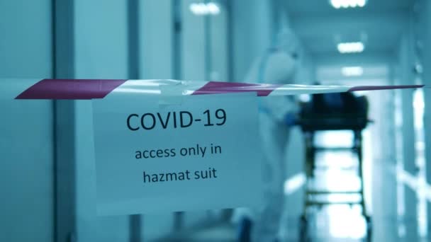 Sinal restrito no corredor do hospital durante a pandemia do coronavírus. Coronavirus covid-19 Paciente infectado em uma clínica . — Vídeo de Stock