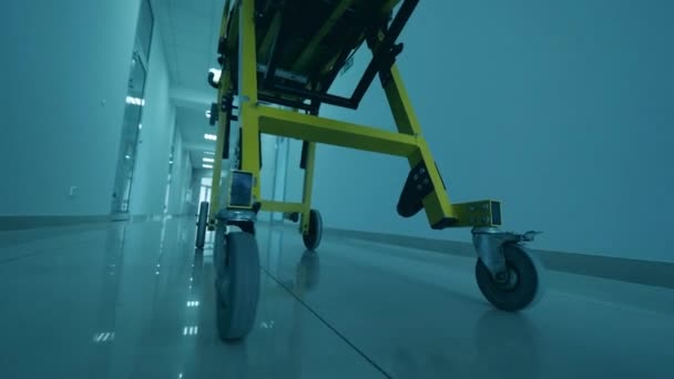 Порожній ноша переміщено в клінічному коридорі . — стокове відео