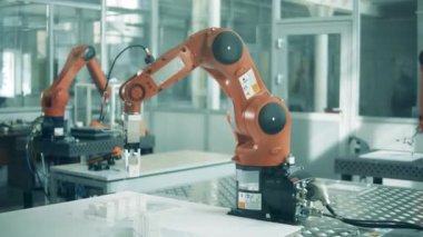 Mekanik kol laboratuvarda küçük nesnelerle çalışıyor.