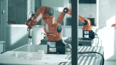 Yüksek teknolojili robotik kolları olan bilim laboratuvarı çalışıyor.