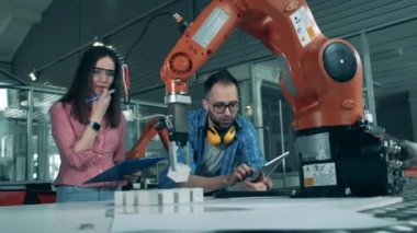 Robot Kol, genç araştırmacıların kontrolü altında çalışıyor.