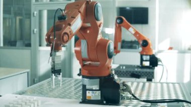 Robot laboratuarındaki makineler otomatik olarak hareket ediyor