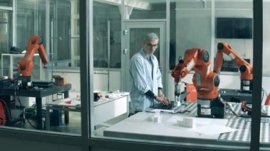 Robot laboratuarı ve robotu gözlemleyen bir yazılım geliştiricisi.