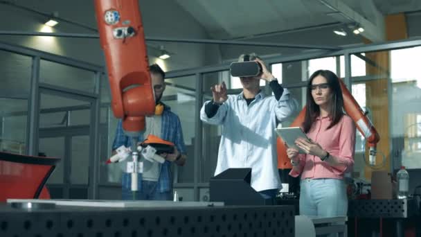 Молодые разработчики используют VR-очки во время эксперимента по робототехнике — стоковое видео