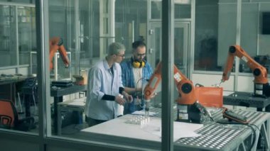 Yazılım uzmanlarının denetimi altında biyonik kol hareket halinde