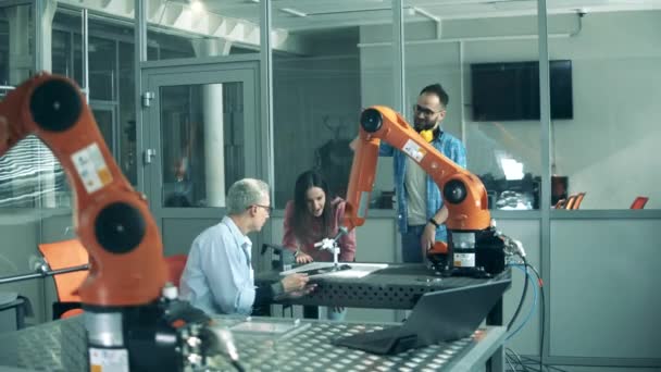 Estudiantes de robótica celebran un experimento exitoso — Vídeo de stock