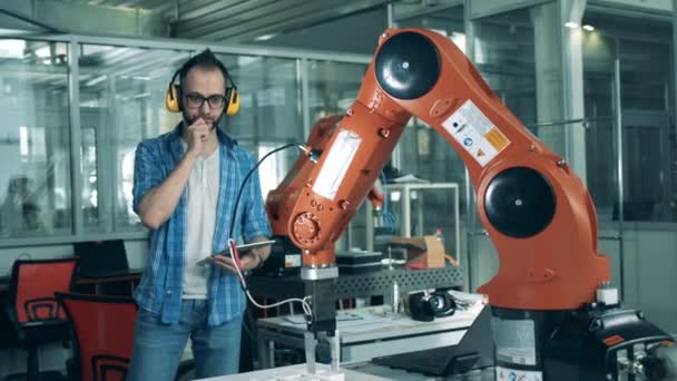 Software-Experte analysiert eine Robotermaschine in Bewegung — Stockvideo