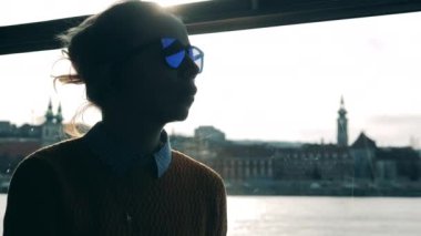 Güneş gözlüklü bir kadın nehir gezisi sırasında filme alındı.