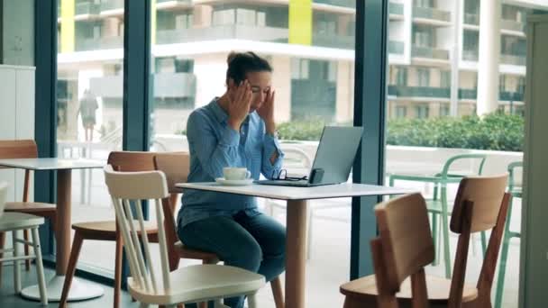 Lady freelancer está descansando mientras trabaja en un café — Vídeos de Stock