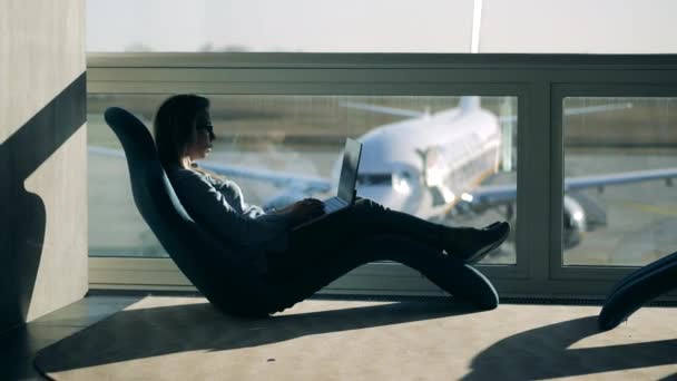 Linda senhora está navegando na internet e relaxar no aeroporto — Vídeo de Stock