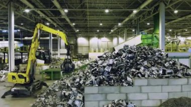 Makine plastik çöp ile taşıyıcı yükler.