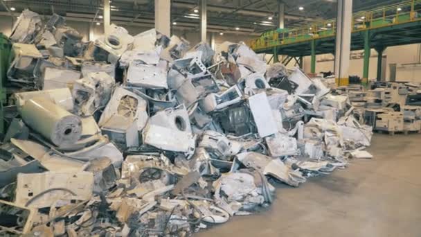 Stapels huishoudelijk afval in een recyclinginstallatie. — Stockvideo