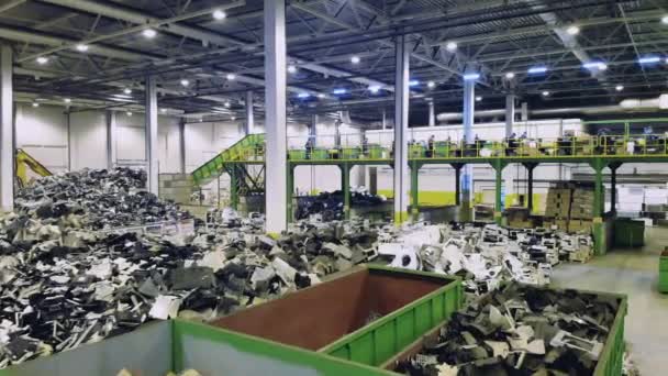 La gente trabaja en la fábrica de reciclaje con montones de basura . — Vídeo de stock