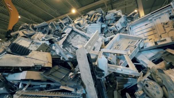 Montón de basura de metal y plástico en el centro de reciclaje . — Vídeos de Stock