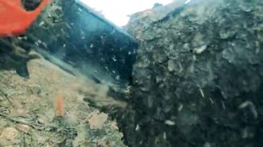 Tahta talaşıyla odun kesen elektrikli testereyi kapat.